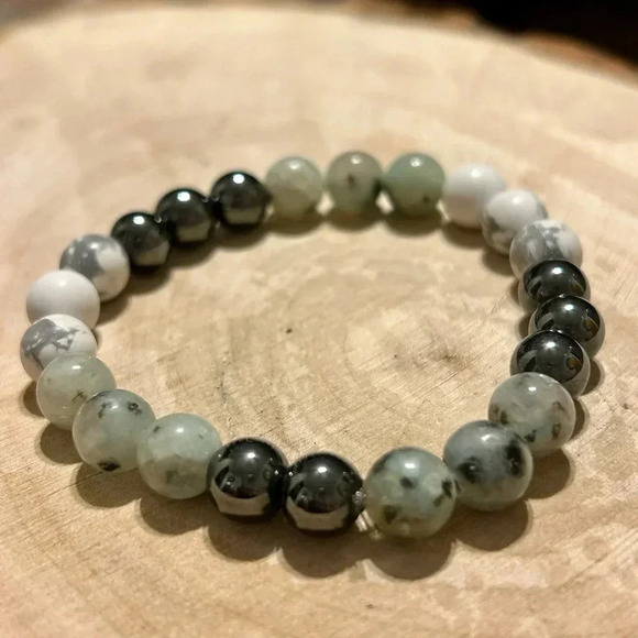 Handmade 🥝 Kiwi jasper + Hematite + Howlite Crystal beaded bracelet 🥝 - Picture 1 of 4